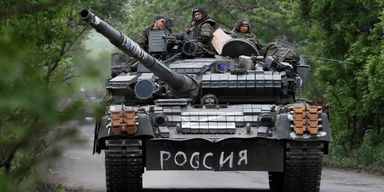 Українські військові вперше знищили російський танк за допомогою дрона-дракона (відео)