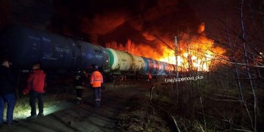 Перевозили пальне: у Свердловській області РФ зійшов з рейок вантажний потяг, палають цистерни (відео)