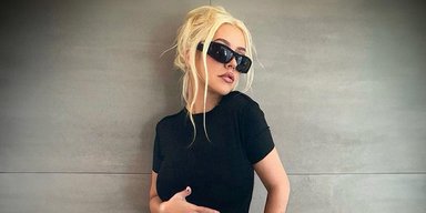 Крістіна Агілера одягла блискучу мініспідницю, що нагадує сумку Birkin (фото)