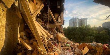 Удари "Шахедами" по Одесі: горіли житлові будинки та ринок "Привоз" (фото)