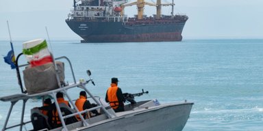 Мошенники выманивают крипту у моряков, обещая безопасный проход через Ормузский пролив, — СМИ