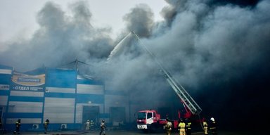 Без жодних дронів: у російському Владивостоці дотла згорів склад із технікою мережі DNS (відео)
