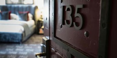Відбувалося щось дивне: постоялець виявив загадкові сліди на запітнілому вікні