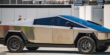 Величезний багажник і 1000 сил: розкрито цікаві подробиці Tesla Cybertruck (відео)