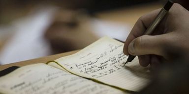 Хранил тайну полвека: мужчина заметил в доме загадочное послание о полете на Луну (фото)