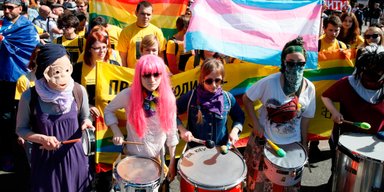 "Бунтуй, кохай, права не віддавай! Слава Україні!" Как в Киеве прошел "марш равенства"