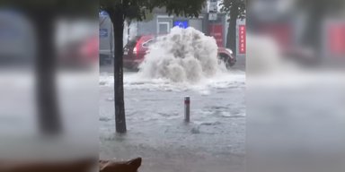 У Києві б'ють гейзери і ламається асфальт: які вулиці затопило