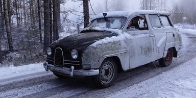 Редкое шведское авто завелось и поехало после 55 лет простоя в лесу (видео)