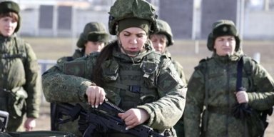 В одній шерензі: військкомати РФ оголосили набір жінок до складу збройних сил