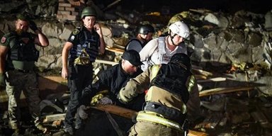Спасатель пробрался под плиту и держал девочку: как доставали ребенка после удара РФ по Запорожью