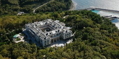 Украинские БПЛА наносят удары по ПВО вблизи "дворца" Путина: что удалось уничтожить, — СМИ