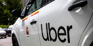Жінка, яка стала мільйонеркою, продовжує працювати у таксі і приховує своє багатство: навіщо