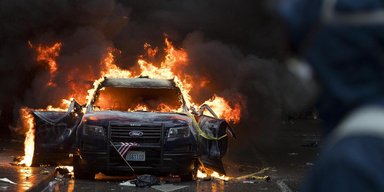 Пожертвовал бизнесом ради людей: в Китае торговец рыбой необычно тушил горящее авто (фото)