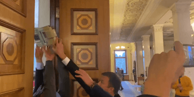 "У Гетманцева их целая коллекция": нардеп Николаенко рассказал, кому принес в Раду кассовый аппарат
