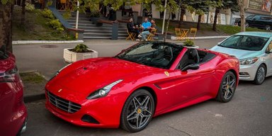 Современная итальянская классика: в Киеве заметили стильный кабриолет Ferrari (фото)