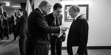 "Путешественника во времени" из 1959 года заметили на новом снимке Трампа и Путина