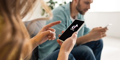 В связи с переходом на ИИ: TikTok увольняет работников по всему миру, подробности