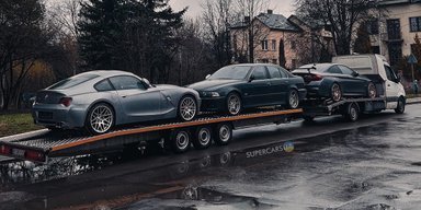 В Україні помітили рідкісні колекційні спорткари BMW на автовозі (фото)