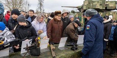 В РФ организовали передвижную выставку трофеев: какую цель преследует Москва (фото)