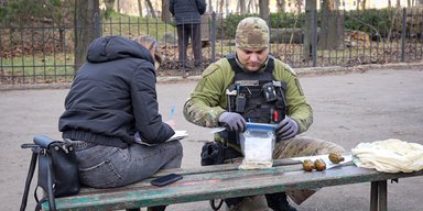 Правоохоронці викрили угруповання, яке продавало боєприпаси та зброю з фронту (фото, відео)