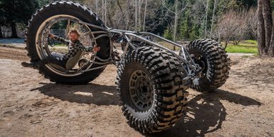 У США створили гігантський триколісний мотоцикл із кабіною в колесі (відео)