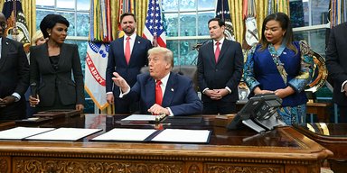 "Ты красивая": журналистка в Овальном кабинете поразила Дональда Трампа (фото)