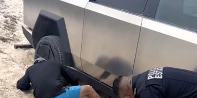 "Всюдихід, Ілоне?": копи відкопали Tesla Cybertruck на пляжі через загрозу припливу