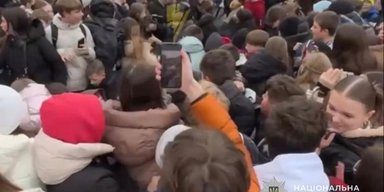 Битва за еду: в Тернополе подростки пострадали в давке за суши-сэндвичами (фото, видео)