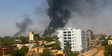 Военный самолет врезался в жилой дом в Судане: есть погибшие и раненые (видео)