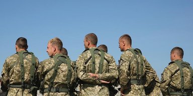 Нужно 15 тысяч бойцов. Зеленский освобождает солдат-срочников от службы, кто их заменит