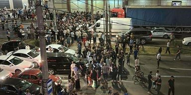 Б'ють поліцію і тікають: у Дагестані спалахнули заворушення проти місцевої влади (відео)