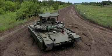 РЕБ від дрона не врятувала: в Україні знищили "невразливий" російський танк Т-80БВМ (відео)
