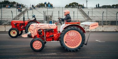 Самая медленная гонка: Porsche устроили необычные соревнования (видео)