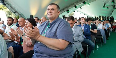 Подайте "Слуги" ради! На чьи деньги живет и проводит избирательные кампании партия "Слуга народа"