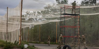 Кілометри "коридорів життя":  які області почали "зашивати" дороги антидроновими тунелями (фото)