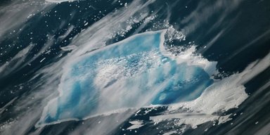 Дні найбільшого айсберга Землі злічені: гігантська брила льоду посиніла в океані (фото)