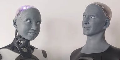 Не зашел его юмор: женщина-робот, для которой создали мужчину-робота, с ним поссорилась (видео)