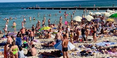 Жара в Украине: городские пляжи в Одессе и Киеве переполнены отдыхающими (видео)