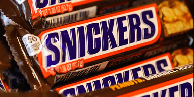 На честь кого насправді назвали Snickers: таємниця батончика, про яку мало хто знає