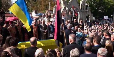 Поховання Андрія Парубія: на Личаківському кладовищі триває церемонія (відео)