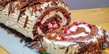 Невероятная вкуснятина на десерт: как приготовить бисквитный рулет "Черный лес"