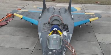 Черный МиГ-29: в Воздушных силах ВСУ появился истребитель в необычном камуфляже (видео)