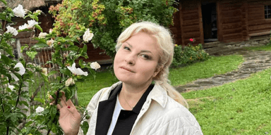 "Плачу в тамбуре": Марию Бурмаку в поезде довели две русскоязычные пенсионерки