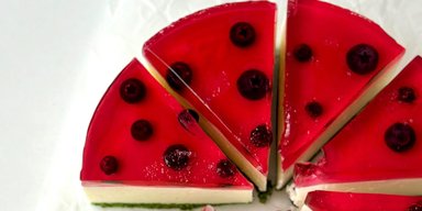Торт "Арбуз": рецепт яркого, легкого и очень вкусного десерта (видео)