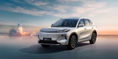 Geely показали недорогий електрифікований кросовер із запасом ходу 1400 км (фото)