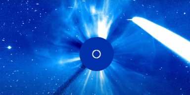 Апарат NASA побачив комету з хвостом завдовжки 29 млн км на тлі спалаху на Сонці (відео)