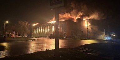 В Белгородской области горит ТЦ на Красной площади (фото, видео)