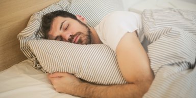 Топ 8 напоїв, які допоможуть швидко заснути й краще виспатися