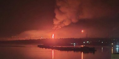 Долетіли до Саратова: дрони розбомбили російський НПЗ за 450 км від кордону з Україною (відео)
