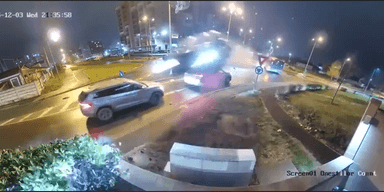 ДТП мов у бойовиках: Mercedes пролетів над перехрестям на великій швидкості (відео)
